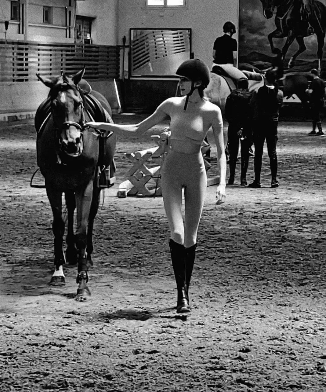 Türkiye Güzellik Kraliçesi, kendisine at hediye aldı! Şimdi de atçılığa merak sardı 9